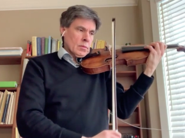 Violinist with bookshelves